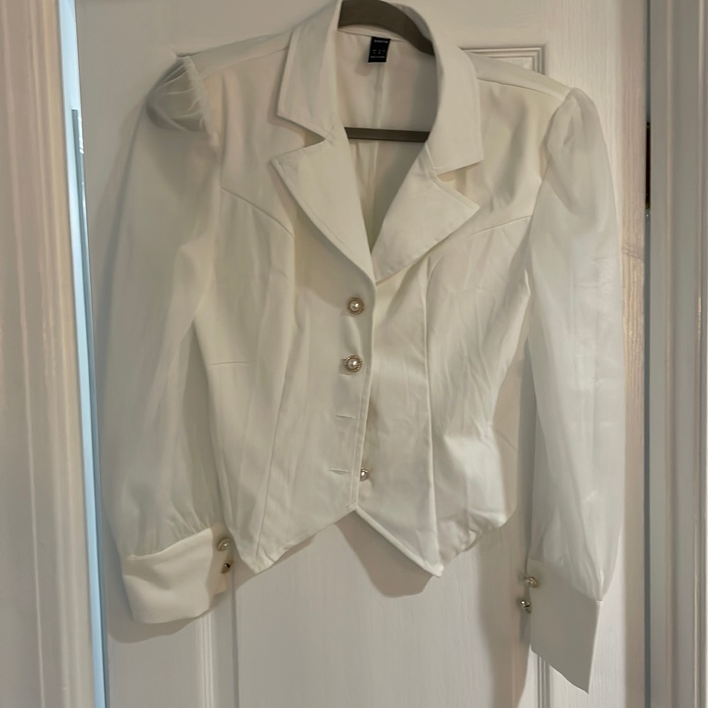 Button down top with pearl buttons!! Size: M. Never been worn!!!